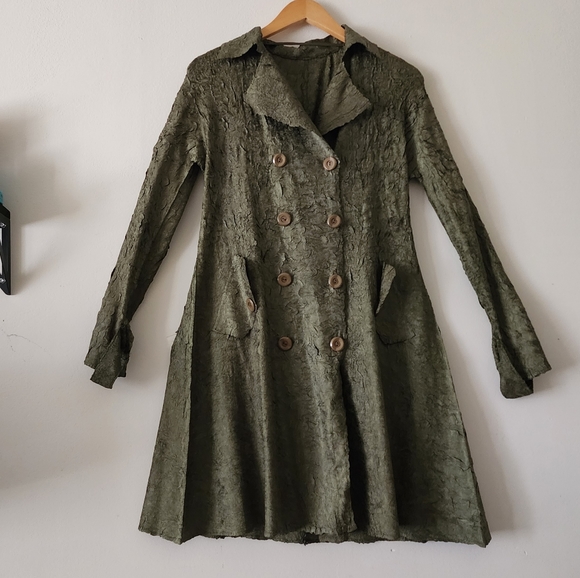 Vintage PLEATS MODE ET Olive Green Plisse Satin Fabric Trench Coat Button Up - Picture 1 of 6